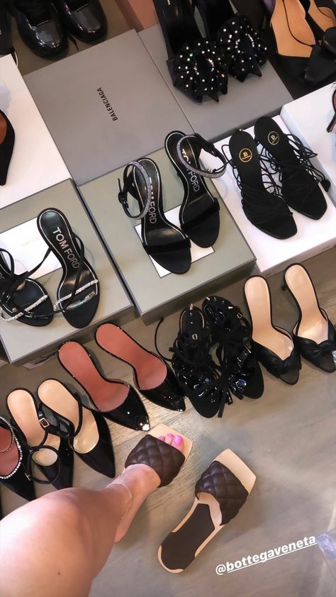 #aesthetic #instagram #shoes Kylie Jenner Heels, Kylie Jenner Shoes, Kylie Jenner Closet, Instagram Shoes, Jenner House, Lux Fashion, Dr Shoes, Stories Ideas, Cute Heels