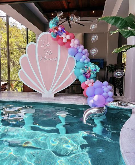 Mermaid Pool Party Decorations, Mermaid Centerpiece Ideas, Mermaid Birthday Backdrop, Little Mermaid Centerpieces, Backdrop Balloons, Mermaid Pool Parties, Ocean Birthday Party, Movie Night Birthday Party, Mermaid Birthday Party Decorations