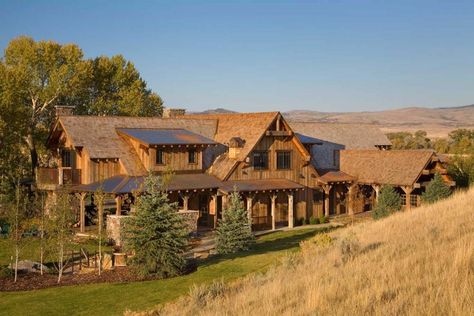 Breathtaking refresh of a rustic ranch house in the Montana mountains Montana Ranch House, Timber Cabin, Ranch House Exterior, Montana Ranch, Montana Mountains, Ranch Exterior, Bozeman Montana, Traditional Exterior, Ranch Style Homes