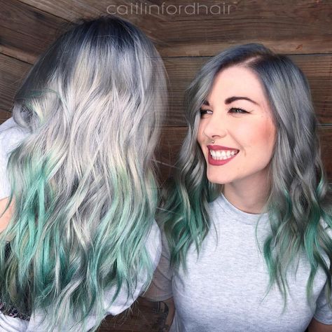 Silver+Gray+Hair+With+Mint+Balayage Grey And Green Hair, Silver Gray Hair, White Ombre Hair, Bob Pendek, Mint Green Hair, Mint Hair, Teal Hair, Green Wig, Grey And Green