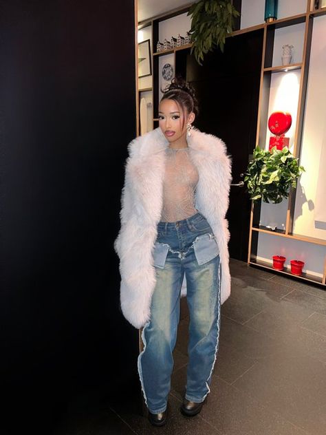 L on X: "Still on the way https://t.co/A38oaH8fX2" / X New York Outfits Women, Outfits With Fur, Feminine Jeans Outfit, Fashion Killa Winter, Baddie Outfits Black Women, Hot Winter Outfits, Fur Outfit, New York Outfits, Model Outfits