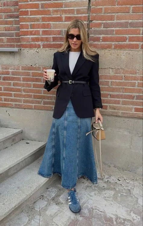 Denim Skirt Outfit Winter, Looks Total Jeans, Long Denim Skirt Outfit, Denim Skirt Outfit, Skirt Outfit Fall, Jean Skirt Outfits, Denim Shorts Outfit, Mode Hippie, Denim Skirt Outfits