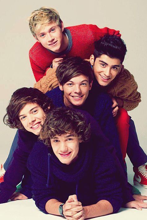 so cute <3 One Direction Photoshoot, Four One Direction, One Direction Lockscreen, One Direction Images, One Direction Wallpaper, One Direction Photos, Five Guys, One Direction Harry, One Direction Humor