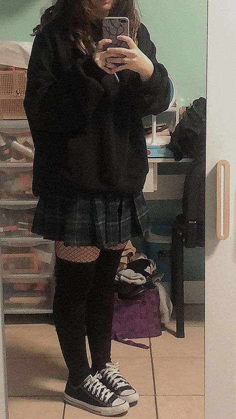 Goth School Uniform, Grunge Skirt Outfit, Chubby Girl Fashion, Black Sweater Outfit, Preppy Goth, Skirt Outfits Aesthetic, Rock Look, Grunge Skirt, Black Pleated Skirt