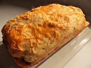 Cheesy Onion Bread | Bread Machine Recipes Onion Bread Machine Recipe, Bread Machine Recipes Sweet, Oven Baked Bread, Easy Bread Machine Recipes, Savoury French Toast, Cheese Bread Recipe, Onion Bread, Bread Maker Recipes, Hot Bread