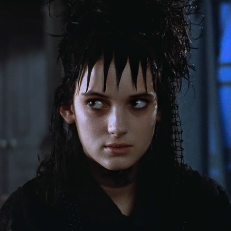 Beetle Juice Winona Ryder, Winona Rider Beetle Juice, Lydia Deetz Pfp Movie, Wynona Ryder Beetlejuice, Winona Ryder Lydia Deetz, Deloris Beetlejuice, Beetlejuice Animated Series, Lydia Deetz Drawing, Badass Movie Characters