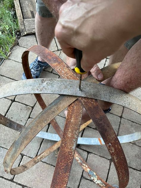 Wine Barrel Ring Planter, Wine Barrel Metal Rings Garden Art, Barrel Band Ideas, Barrel Rings Repurposed Garden, Wine Barrel Ring Ideas Diy Metal, Ideas For Barrel Rings, Whiskey Barrel Rings Ideas Diy, Whiskey Barrel Hoop Ideas, Wine Barrel Ideas Garden