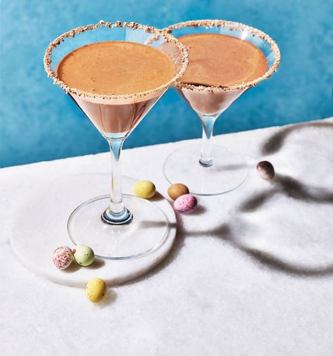 Mini Egg Espresso Martini, Mini Egg Martini, Esspresso Martini, Drinks Com Vodka, Easter Cocktail, Easter Drink, Luxury Easter, Easter Cocktails, Chocolate Cocktails