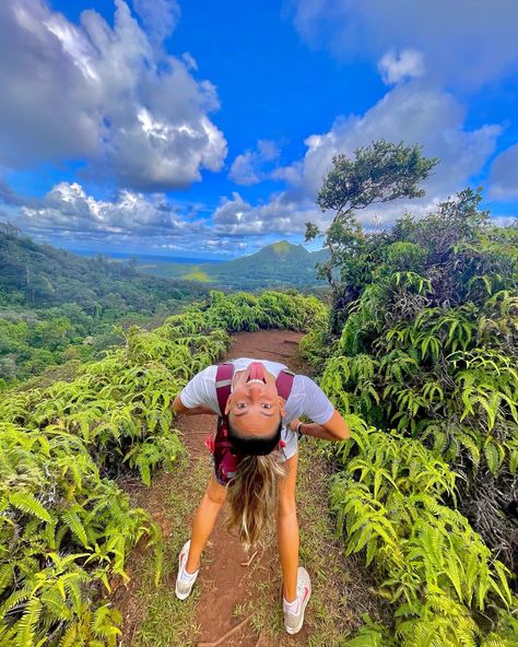 Oahu Hawaii Photo Ideas, Silly Instagram Pictures, Hiking Photo Poses, Oahu Picture Ideas, Photos To Take In Hawaii, Hawaii Pic Ideas, Silly Photo Ideas, Hawaii Hike Outfit, Hawaii Pics Ideas