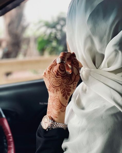 Fathem Riza! on Instagram: “Stained perfectly ♥️ . . Cone used @hennasol_ ✨♥️ : Follow @rizz_mehndi_art_ for more♥️ . . #henna#hennadesigns #design #designinspiration…” Mehndi Hands Dpz, Mehandi Poses Photography, Hand Dp, Mehndi Hands, Hello Pictures, Black Song, Mehendi Art, Indian Mehndi Designs, Smile Wallpaper