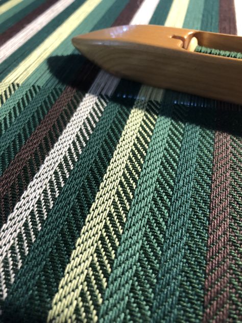 Woven Dish Towels, Tea Towel Weaving Patterns, Handwoven Towels, Rigid Heddle Weaving Projects, Weaving Patterns Loom, Weaving Patterns Design, Weaving Loom Diy, Weaving Machine, Weaving Loom Projects