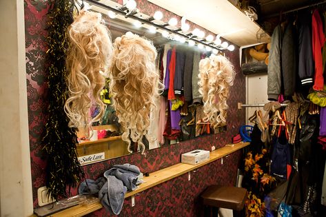 Drag Dressing Room, Drag Club Aesthetic, Queen Room Ideas, Drag Room, Dressing Room Aesthetic, Drag Queen Aesthetic, Backstage Dressing Room, Fantasy Bedrooms, Drag Aesthetic