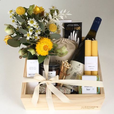 mother's day gifts Gift Basket Design Ideas, Gift Basket Design, Decorating Gift Boxes, Mother’s Day Gift Box Ideas, Wine Gift Basket Ideas, Gift Basket Decoration, Wine Gift Box Ideas, Wedding Gift Basket, Gift Box For Wedding