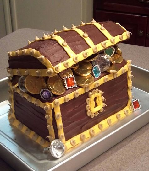 Treasure Cake, Treasure Chest Cake, Pirate Cakes, Pirate Birthday Cake, The Pirates Of The Caribbean, Mini Wheats, Pirate Treasure Chest, 5th Birthday Party Ideas, Pirate Theme Party