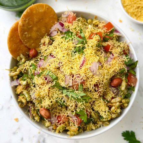 Bhel Puri Recipe - Indian Veggie Delight Bhel Puri Photography, Kala Chana Chaat Recipe, Indian Salad Recipes, Bhel Puri Recipe, Van Branding, Indian Salad, Chana Chaat Recipe, Bhel Recipe, Green Chutney Recipe