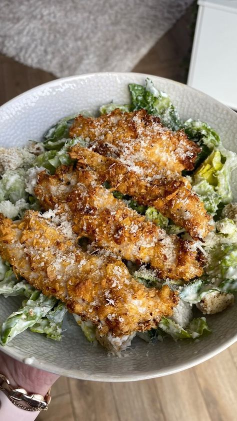 Crispy Parmesan Chicken, Plats Healthy, One Egg, Chicken Caesar, Healthy Food Inspiration, Chicken Caesar Salad, Herb Seasoning, Parmesan Chicken, Healthy Food Dishes