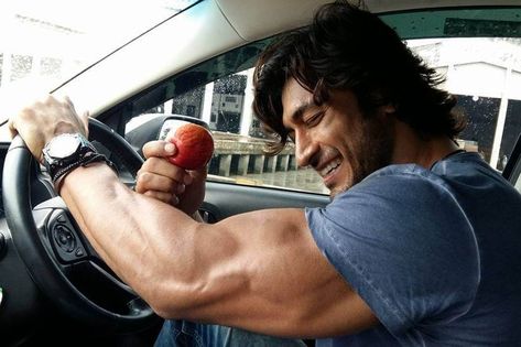 Indian Actor Vidyut Jammwal Says a Vegan Diet Keeps Him Fit . . . #vegannews #vegan #plantbased #strong #muscles #livekindly Vidyut Jamwal Body, Indian Bodybuilder, Vidyut Jamwal, David Laid, Gym Boy, Muscle Boy, Celebrity Workout, Muscle Body, Muscular Men