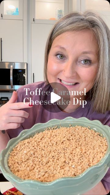 Toffee Cheesecake Dip, Toffee Caramel Cheesecake Dip, Caramel Cheesecake Dip, Sweet Dips Recipes, Fun Easy Desserts, Tomato Bisque Recipe, Toffee Dip, Toffee Bites, Toffee Cheesecake