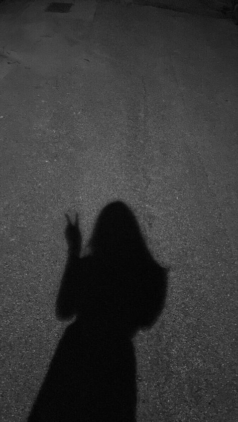 Dark Girly Asthetics Photos, Night Shadow Snap, Photo Of Gril, Night Shadow Pic, Night Mirror Selfie Snapchat, Night Shadow Aesthetic, Shadow Aesthetic Girl, Shadow Pictures Night, Cool Anime Profile Pictures