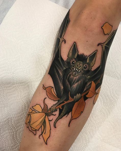 Gefällt 5,411 Mal, 39 Kommentare - chris primm (@primm_) auf Instagram: „the ole bat around the knee trick “ Modern Body Art, Bats Tattoo Design, Bat Tattoo, Halloween Tattoo, Knee Tattoo, Custom Tattoo Design, Halloween Tattoos, Custom Tattoo, Skin Art