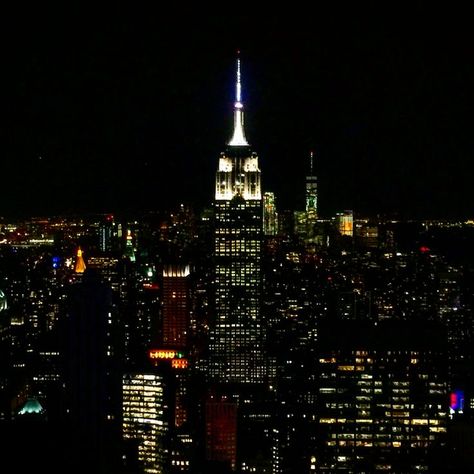 It's the city lights of new york it looks like the intro of gossip girl Byredo Perfume, Gossip Girl Party, Gossip Girl Vibes, Estilo Blair Waldorf, Tumblr Girly Aesthetic 2013, 2000s Shows, Georgina Sparks, Dr Manhattan, Gossip Girl Quotes