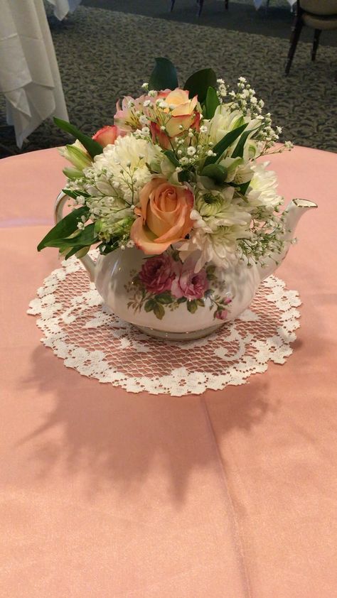 Tea Pots With Flowers In Them, Tea Cup Centerpiece, Tea Party Flower Centerpieces, Flower Arrangement In Tea Pot, Ladies Tea Table Decorations, Tea Party Table Decor Ideas, Yea Party Centerpiece Ideas, Ladies Tea Centerpieces, Vintage Floral Party Decor