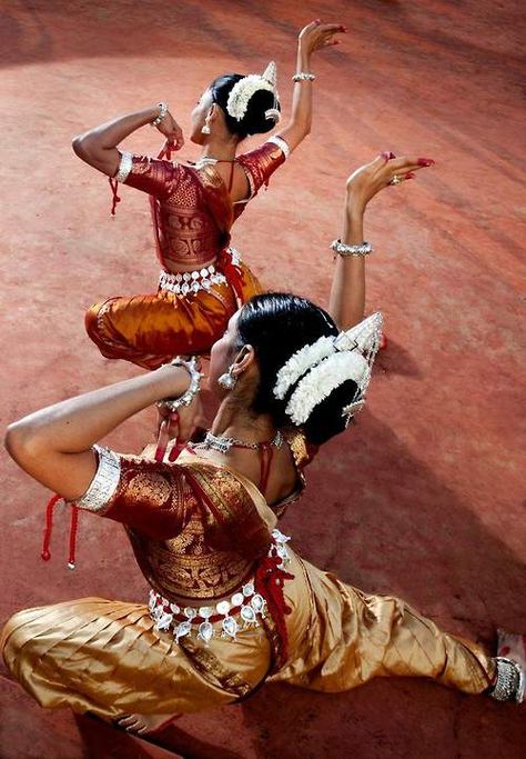 Nrityagram dancers Indian Dance Aesthetic, Odissi Dance, Indian Classical Dancer, Dance Forms, Bharatanatyam Poses, Dance Of India, Indian Classical Dance, World Dance, Dance Like No One Is Watching