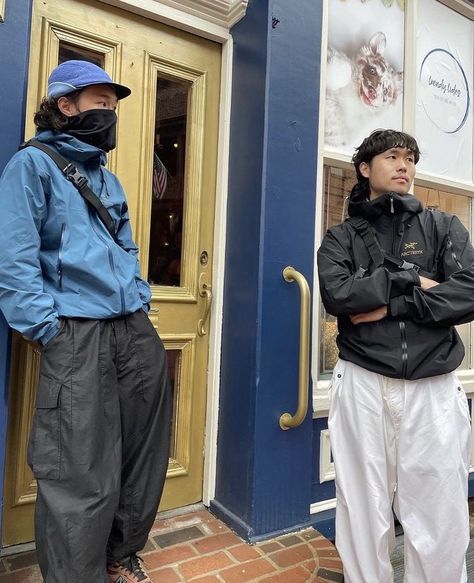 Outdoor Aesthetic Outfits Men, Arcteryx Mens Outfit, Arcteryx Jacket Outfit, Gorpcore Mens Outfits, Rain Jacket Outfit Aesthetic, Arcteryx Outfit Street Styles, Rain Outfit Men, Rain Jacket Outfit Men, Gorpcore Summer Outfit