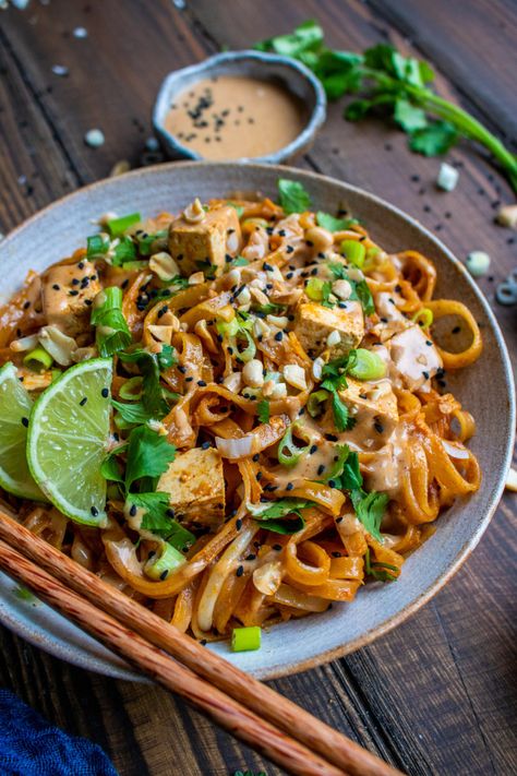 Peanut Sauce Recipe Easy, Pad Thai Peanut Sauce, Vegan Pad Thai Sauce, Thai Peanut Sauce Recipe, Vegetarian Pad Thai, Tofu Pad Thai, Vegan Pad Thai, Pad Thai Sauce, Peanut Sauce Recipe