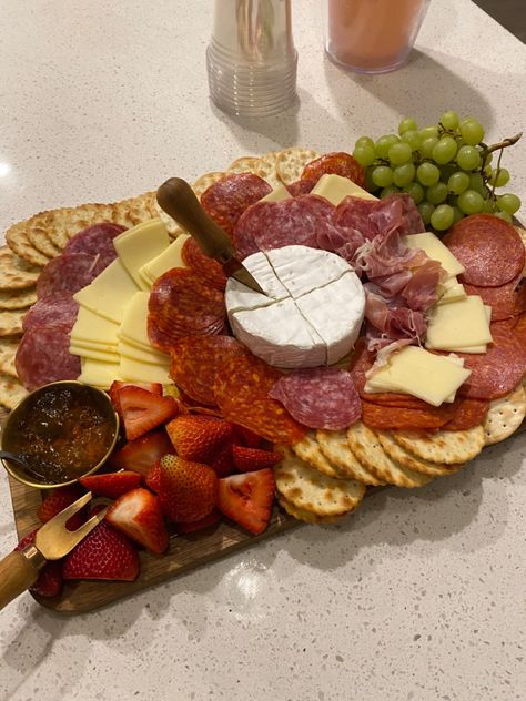 Cheese And Jam Board, Salami And Cheese Charcuterie Board, Pepperoni And Salami Charcuterie Board, Salami Cheese Board, Salami Platter Ideas, Salami And Cheese Platter, Salami Board, Cheese Platers, Rosemary Crackers