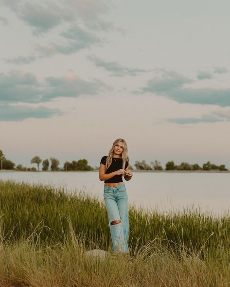 Senior photos for the beautiful @jaedyn_symons 🌞🫐🥝 pt.1 Senior Lake Photos, Outfits For Senior Pictures Fall, Senior Sunset Pictures, Taylor Swift Senior Pictures, Solo Shoot Ideas, Fall Outfits Senior Pictures, Senior Picture Ideas Wildflowers, Photo Poses Single, Senior Water Pictures