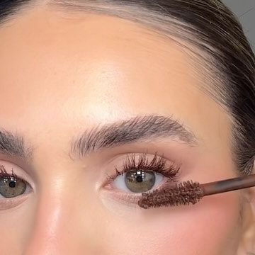 Melis Cifcili on Instagram: "brown mascara over everything 🐻🤎🍂🧸 #brownmascara #ysllashclash #makeuptrends #viralmakeup #mascarahacks" Brown Mascara And Eyeliner Look, Glossier Mascara Brown, Soft Brown Wing Eyeshadow, Brown Mascara And Eyeliner, Colored Mascara Looks Brown Eyes, Coloured Mascara Brown Eyes, Brown Mascara Aesthetic, Just Mascara Look, Brown Mascara On Brown Eyes