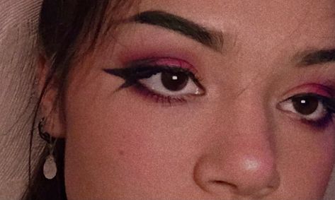 graphic eyeliner. alt makeup. pink eye makeup Pink Eyeshadow Black Eyeliner, Pink Egirl Make Up, Pink Emo Makeup, Downward Eyeliner, Pink Alt Makeup, Alt Eyeliner, Headshot Makeup, Black Makeup Looks, Dramatic Eyeliner