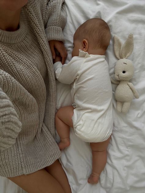 Beige Baby Aesthetic, Baby Photos Ideas, Portret Feminin, Beige Baby, Aesthetic Baby, Newborn Family Photos, Moms Goals, Future Mommy, Baby F