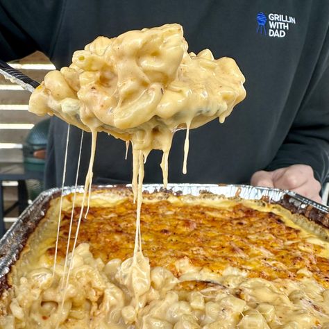 Smoked Mac and Cheese Mac N Cheese On The Grill, Big Green Egg Mac And Cheese, Smoked Mac And Cheese Recipes Velveeta, Smoker Mac N Cheese, Mac And Cheese In Smoker, Barbecue Mac And Cheese, Smoked Brisket Mac And Cheese, Smokey Mac And Cheese Recipe, Blackstone Mac And Cheese