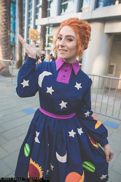 Character: Ms. Frizzle / Fandom: The Magic School Bus / Location: WonderCon 2017 / Photographer: DTJAAAAM Mrs Frizzle Costume, Modest Costumes, Mrs Frizzle, Modest Halloween Costumes, Miss Frizzle, Old Halloween Costumes, The Magic School Bus, Ms Frizzle, Teacher Costumes