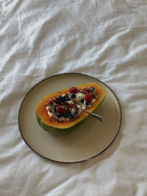 Papaya Bowl Breakfast, Papaya Aesthetic, Papaya Breakfast, Papaya Bowl, Heathy Snack, Healthy Breakfast Snacks, Aesthetic Morning, Healthy Lifestyle Food, Breakfast Snacks