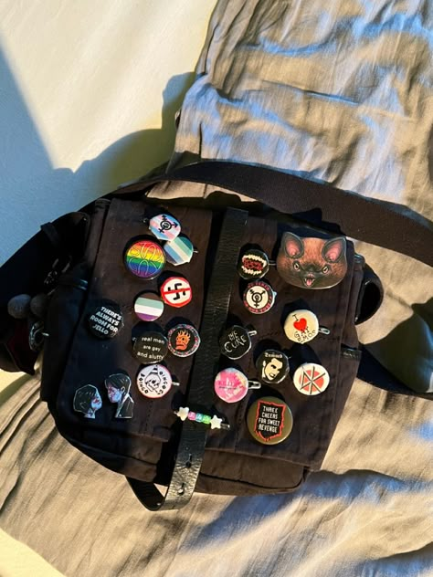 Pins On Bag Aesthetic, Pin Bags Ideas, Bag With Pins Aesthetic, Messenger Bag With Pins, Bag With Pins, Pins For Bags, Backpack With Pins, Pin Bag, Backpack Ideas