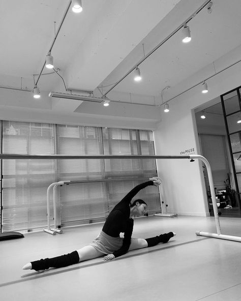 Trainee Life, Stretching Motivation, Training Aesthetic, Go Minsi, Dance Stretches, Dancer Lifestyle, Ballet Aesthetic, Ballet Poses, Cocoppa Wallpaper