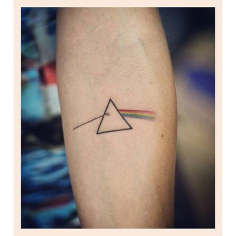 Pink Floyd Tattoo Ideas, Prism Tattoo, Watercolor Music, Pink Floyd Tattoo, Tattoo Band, Tatuagem Masculina Pequena, Super Tattoo, Pink Floyd Art, Rock Tattoo