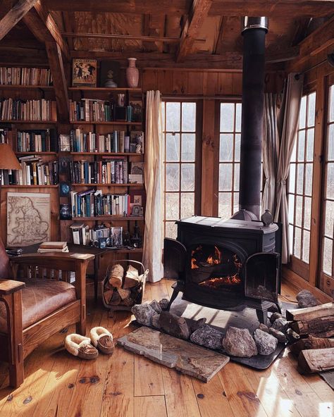 Wood-burning fireplace and warm slippers Witchy Home Interior, English Cottage Style Living Room Bookshelves, Home Decor Ideas Old House, Cabin Loft Decorating Ideas, Cabin On Trailer, Cottage Cabin Living Room, One Room Cabin Interior, Library Goals, Pioneer Living