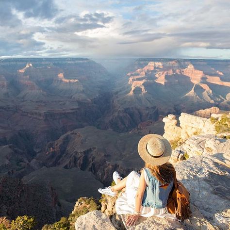 Grand Canyon Outfit, Hiking Pose, Hiking Poses, Grand Canyon Photography, Grand Canyon Pictures, Grand Canyon Vacation, Arizona Aesthetic, Road Trip Photography, Hiking Photos