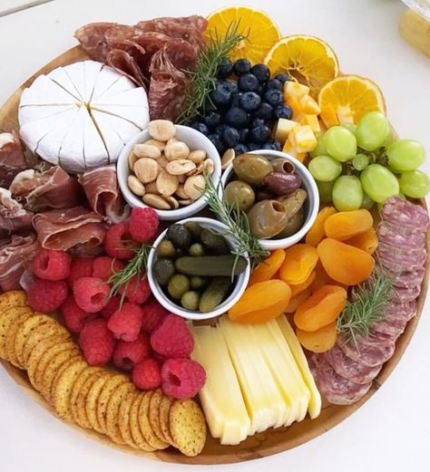 Charcuterie Board List, Round Charcuterie Board, Homemade Sushi, Charcuterie Inspiration, Guide Template, Party Appetizers Easy, Charcuterie And Cheese Board, Charcuterie Recipes, Fruit Carving