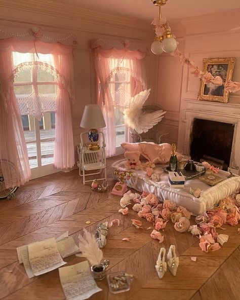 Tiny pink problems (@tinypinkproblems) • Instagram photos and videos Writing Love Letters, Pink Dollhouse, Aphrodite Aesthetic, Set Ideas, Pinterest Room Decor, Miniature House, Aesthetic Bedroom, Room Aesthetic, Dream Bedroom