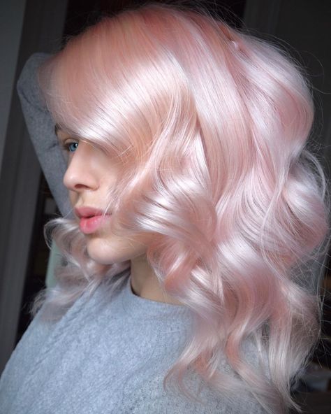 Pastel Hair & Platinum Hair on Instagram: “Peach Pearled Platinum 🍑⚪️ So Soft, So Delicate 🤍Current Obsession/ Creating Warm Iridescent Blondes, Most Definitely. All Color Using…” Cabelo Pin Up, Platinum Hair Color, Hair Colour Design, Light Pink Hair, Pink Blonde Hair, Rainbow Hair Color, Creative Hair Color, Hair Color Shades, Platinum Hair