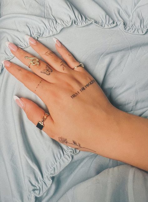 Dainty Hand Tattoos, Name Tattoo On Hand, Tattoo Main, Simple Hand Tattoos, Butterfly Hand Tattoo, Hand And Finger Tattoos, Pretty Hand Tattoos, Palm Tattoos, Hand Tats