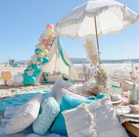 Popup Picnic, Beach Picnic Setup, Boho Teepee, Picnic Setup, Business Talk, Picnic Inspiration, Picnic Ideas, Perfect Picnic, Beach Picnic