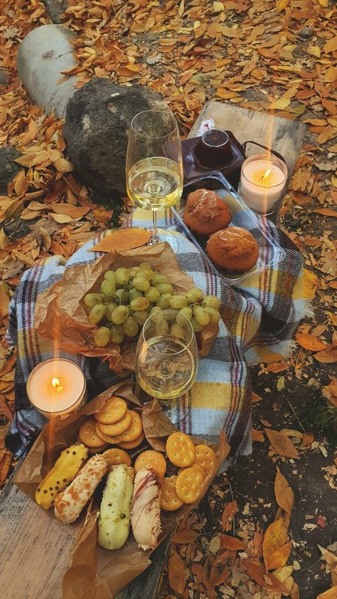 Thanksgiving Aesthetic Photos, Pairs Of Things, Fall Picnic Food Ideas For Two, Thanksgiving Date Ideas, Autumn Picnic Ideas, Fall Picnic Photoshoot, Activity Aesthetic, Fall Picnic Food, November Inspiration