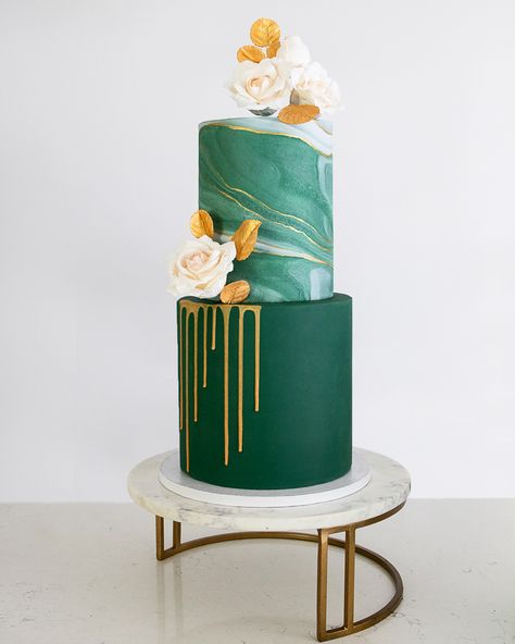 Details: Gold drip, gold-painted gum paste leaves, and sugar flower roses Wedding Cake Green Gold, Emerald Wedding Cake, Wedding Cake Emerald Green, Green Birthday Cakes, Wedding Cake Greenery, White And Gold Wedding Cake, Green Gold Weddings, Ivory Wedding Cake, Green Wedding Cake