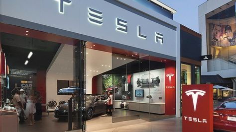 150+ Apple staffers have moved on to .@TeslaMotors & Take a Big Bite of Apple's Staff With Over 150 Total Poaches As cars become more like computers, automakers are increasingly looking to plunder Silicon Valley's top engineers. Tesla Showroom, Affordable Electric Cars, Tesla Logo, Car Inside, Tesla Motors, Tesla Car, Car Showroom, Tesla S, Showroom Design